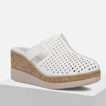 Klapki damskie FILIPPO DP6818 Skórzane Białe na koturnie ażurowe