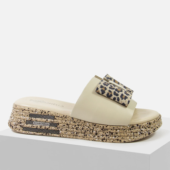 Klapki damskie BOMBONELLA beżowe skórzane na koturnie P021