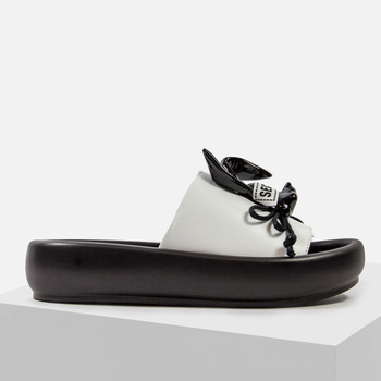 Klapki damskie BOMBONELLA Czarno - białe skórzane na platformie 069