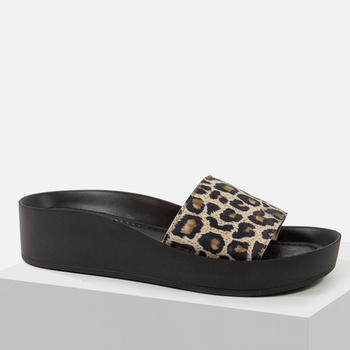 Klapki damskie SOHO 7667 Skórzane w panterkę na koturnie
