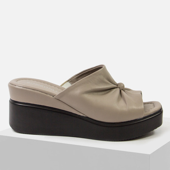 Klapki damskie BOMBONELLA beżowe skórzane na koturnie P157