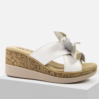 Klapki damskie FILIPPO DP7039 Skórzane Białe na koturnie i platformie 