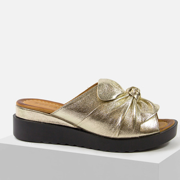 Klapki damskie BOCCATO Złote Skórzane na koturnie 289.755