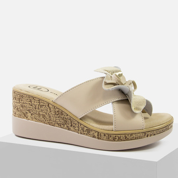 Klapki damskie FILIPPO DP7039 Skórzane Beżowe na koturnie i platformie 