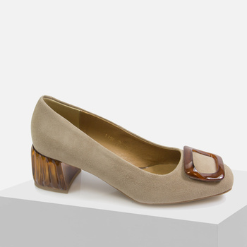 Czółenka damskie SOHO C-1198 Beżowe zamszowe eleganckie skórzane na klocku z klamra