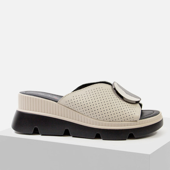 Klapki damskie S.BARSKI Beżowe Skórzane ażurowe na koturnie z ozdobą 662 