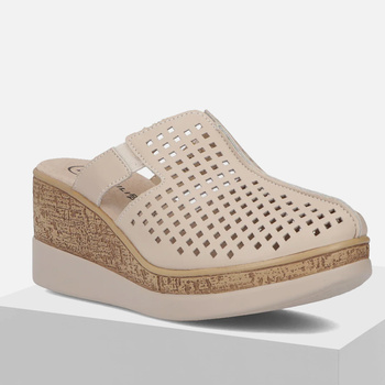 Klapki damskie FILIPPO DP6818 Skórzane Beżowe na koturnie ażurowe