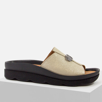 Klapki damskie BOCCATO złote Skórzane Metaliczne na platformie 031.771